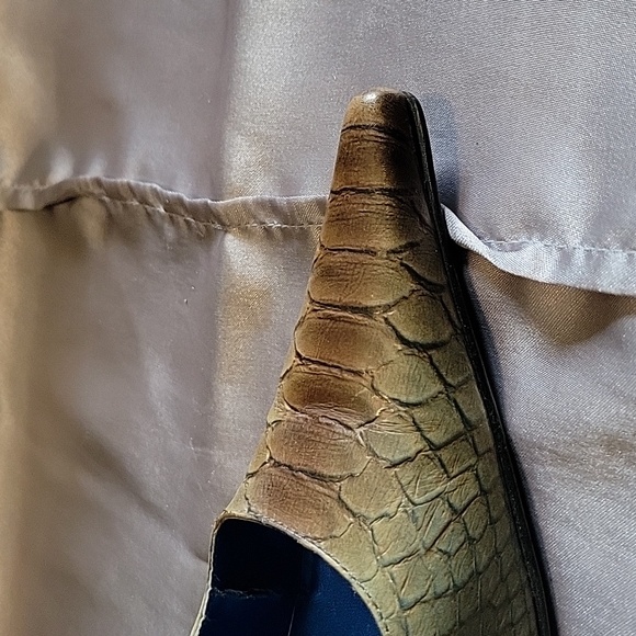 Teal and Brown Heeled Pumps - Picture 5 of 5